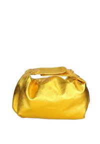 Borsa a mano in metallo dorato con un design morbido e stropicciato, dotata di un manico corto e chiusura con zip. Texture liscia con una finitura lucida.