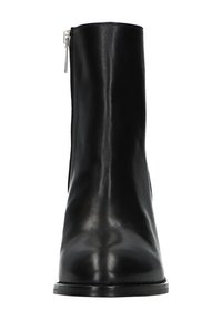 Bottine noire en cuir avec une finition lisse, une silhouette droite et une fermeture éclair sur le côté. Dispose d'une semelle basse empilée pour la stabilité.