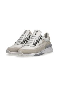 Białe i jasnoszare sneakersy z połączeniem skóry i zamszu, z teksturowanymi detalami, grubymi podeszwami i charakterystycznym systemem sznurowania.