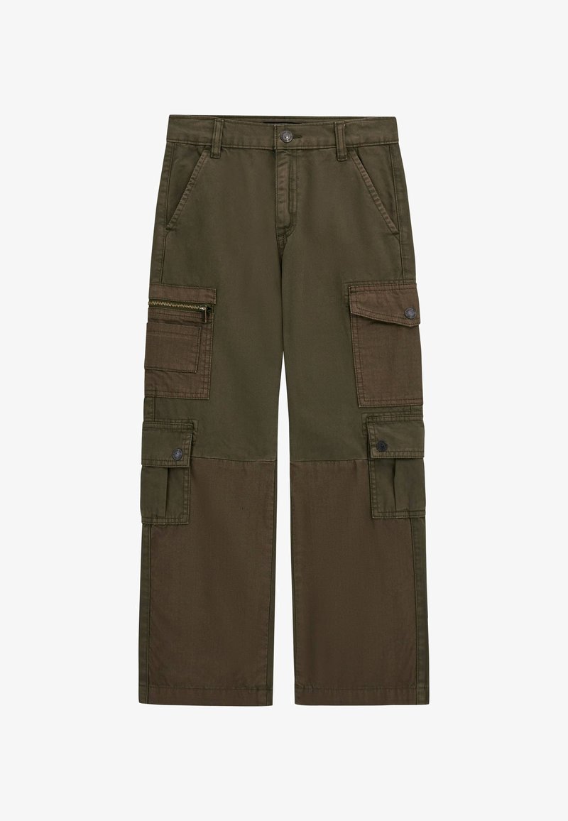 Karmapüksid, mis on valmistatud vastupidavast puuvillast tumerohelises olivivärvi. Omavad mitmeid taskuid, ees lukku ja vabalt langevat lõiget sirgete jalgadega.