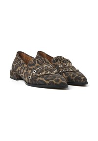 Leopardenmuster-Flats aus Wildleder mit spitzem Schuhblatt, dekorativen Metallakzenten und niedrigem Blockabsatz.