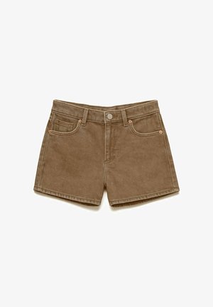 Brune denimshorts med frontlommer, beltestropper og metallknapp-lukking vist på hvit bakgrunn.