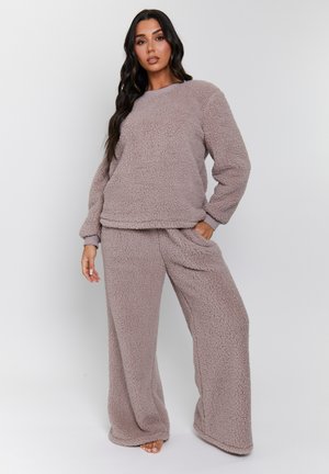 Set di abbigliamento da casa in fleece di un tenue color malva, composto da un pullover a maniche lunghe e pantaloni a gamba larga con tasche, texture morbida e vestibilità comoda.