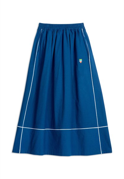 Falda de algodón azul con cintura elástica, que presenta detalles de ribete blanco y un pequeño logotipo multicolor cerca del dobladillo.