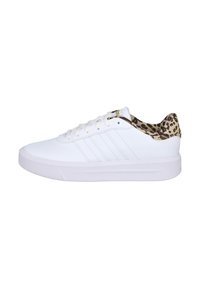 Zapatillas blancas con acabado texturizado, que cuentan con un cuello de estampado de leopardo, diseño de cordones y tres rayas en relieve en el costado.