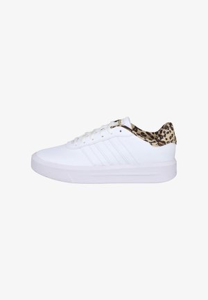 Zapatillas blancas con acabado texturizado, que cuentan con un cuello de estampado de leopardo, diseño de cordones y tres rayas en relieve en el costado.