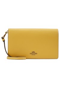 Portefeuille en cuir jaune avec une finition texturée, équipé d'une sangle détachable et d'un logo métallique. Forme rectangulaire avec des bords cousus.