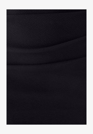 Juodas tekstūruotas audinys su subtiliomis bangų formomis, pasižymintis lygiu, minkštu paviršiumi, tinkamu drabužiams ar apmušalams.