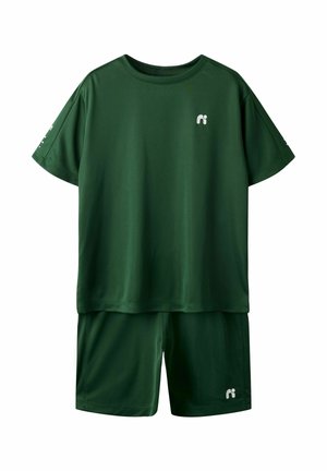 Ensemble composé d'une chemise à manches courtes vert foncé et d'un short assorti, avec de petits logos blancs sur la poitrine, la manche et la jambe du short.