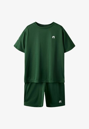 Mørkegrønt sæt med kortærmet skjorte og matchende shorts med små hvide logoer på bryst, ærme og shortsben.
