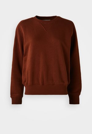 Pruun crewneck sviiter, mis on valmistatud pehmest kangast, ribatud mansettide ja alumise servaga. Kaeluses on V-kujuline aktsent. Tavaline lõige.