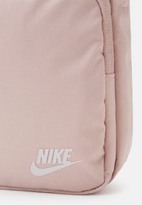 Nike Sportswear UNISEX - Mala a tiracolo - pink oxford/light soft pink
