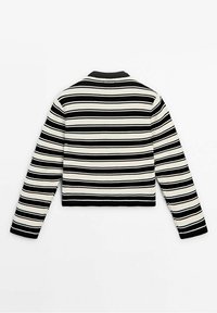 Pull en tricot rayé noir et blanc à manches longues avec encolure ronde, vu de dos sur fond blanc.