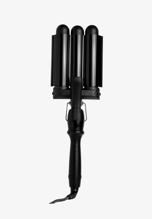 Arricciacapelli a tre barili con corpo in plastica nera, elementi riscaldanti cilindrici e manico con impugnatura testurizzata, dotato di cavo di alimentazione.