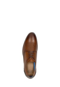 Chaussure en cuir brun à lacets avec une finition lisse et un motif perforé sur le bout. Présente un accent bleu sur la doublure intérieure.