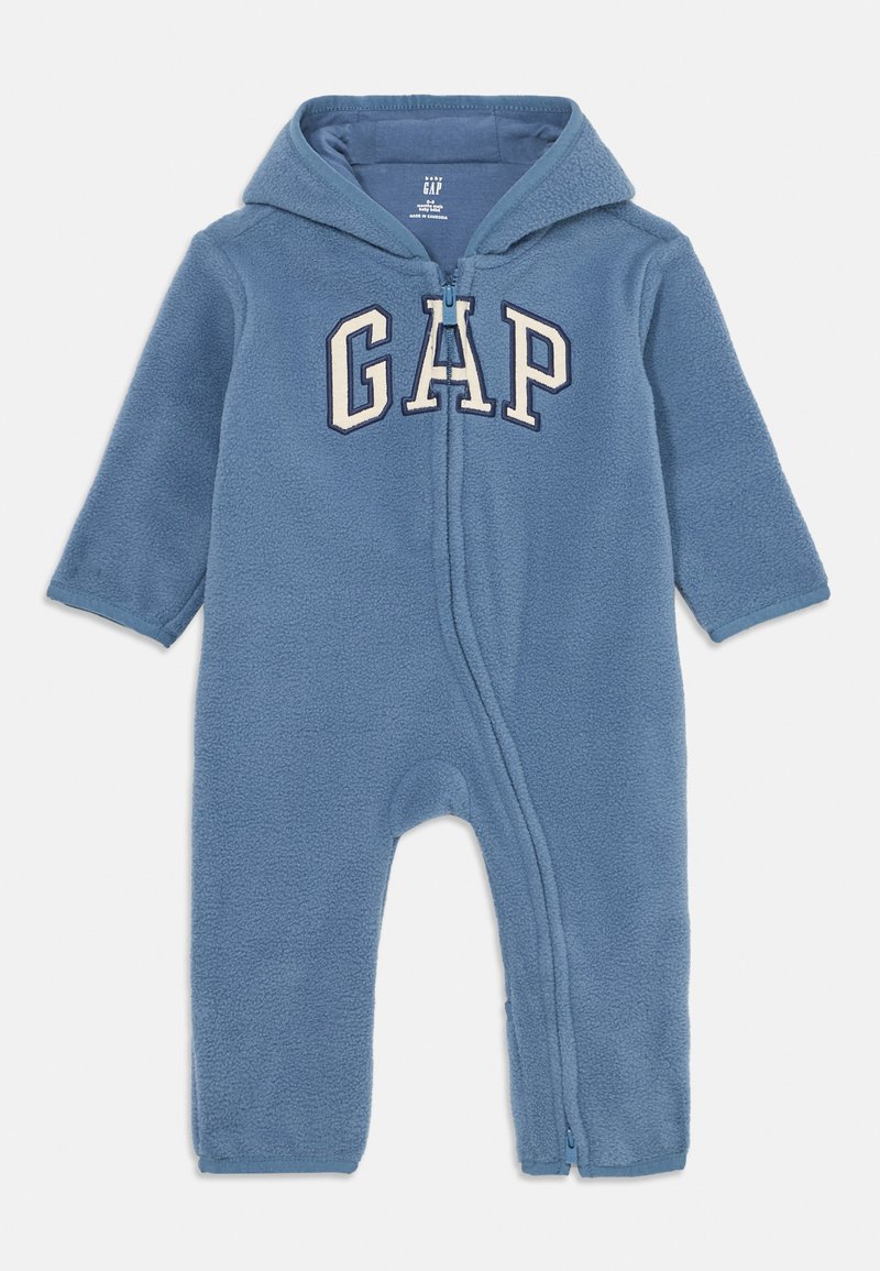 Blå baby fleece jumpsuit med hette, lange ermer, glidelås foran og "GAP"-logo på brystet.