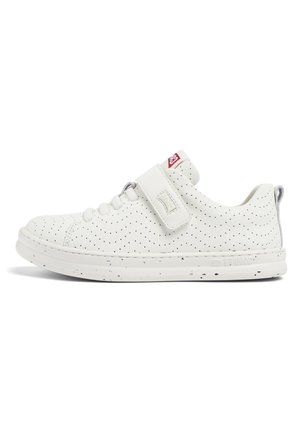 Baskets blanches perforées avec une semelle en caoutchouc plate, dotées d'une sangle sur les lacets et de légères touches de couleurs éclatées. Logo sur le talon et la languette.