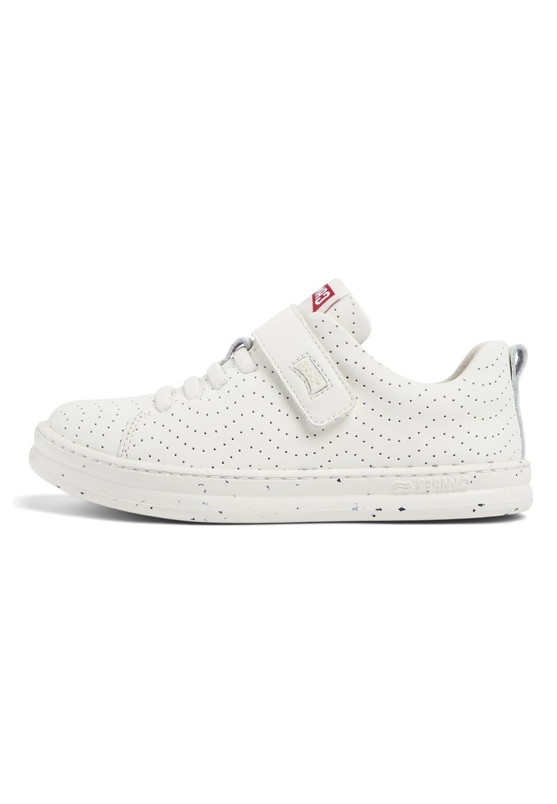 Sneaker bianche perforate con suola piatta in gomma, dotate di una fascia sopra i lacci e leggere accentuazioni a macchie. Logo sul tallone e sulla linguetta.