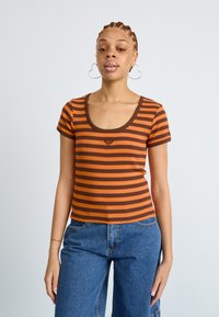 Haut à manches courtes rayé orange et marron avec un col rond et un détail de logo brodé, fabriqué à partir de tissu côtelé.