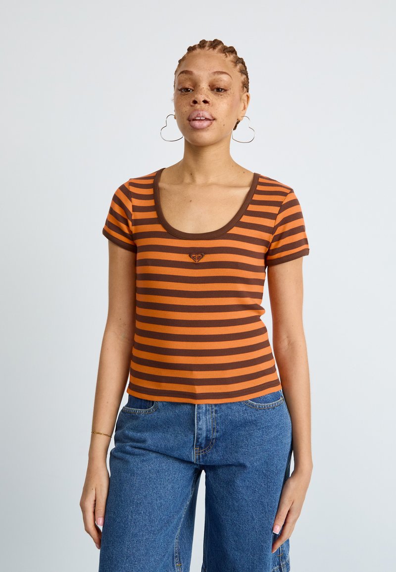 Haut à manches courtes rayé orange et marron avec un col rond et un détail de logo brodé, fabriqué à partir de tissu côtelé.