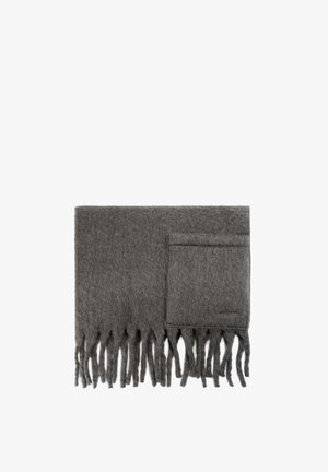 Bufanda de lana gris oscuro con extremos con flecos y una esquina doblada que muestra un sutil bordado de la marca.