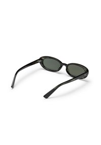 Óculos de sol de plástico preto com lentes ovais, lentes verde-escuro e hastes finas pretas. A armação apresenta uma ligeira curvatura nas extremidades.