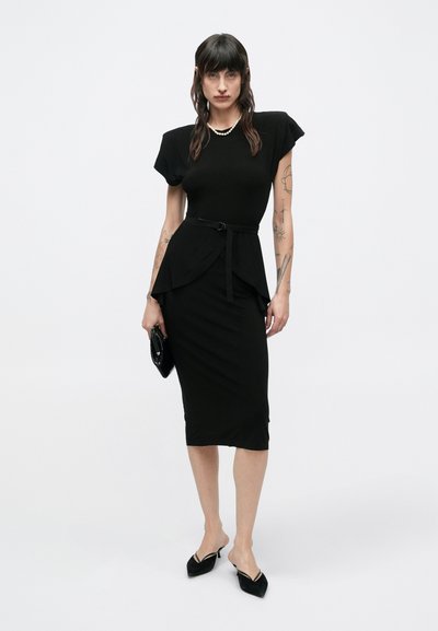 Czarna dopasowana sukienka z krótkimi rękawkami typu cap, talią z baskinką oraz materiałowym paskiem. Noszona z czarną kopertówką i czarnymi szpiczastymi mule. Minimalistyczny design.