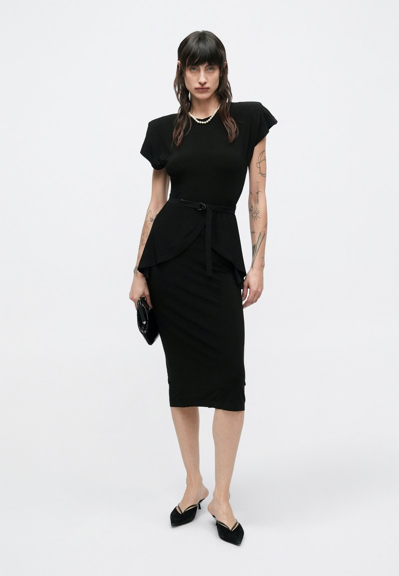 Norma Kamali SLEEVE SHOULDER PAD PEPLUM DRESS - Jersey dress - black -  Zalando.ie