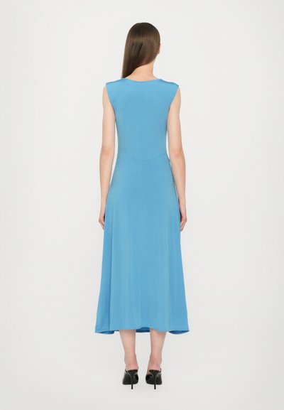 Rochie maxi fără mâneci, de culoare albastră, dintr-un material moale, cu un corset ajustat și o fustă A-line fluidă, având un detaliu cu cusătură curbată la spate.