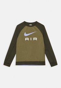 Olivově zelená mikina Nike s raglánovými rukávy, s lehce modrým logem swoosh a nápisem „AIR“ v tučném bílém písmu přes přední stranu.