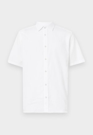 Camisa de botón de manga corta blanca hecha de tejido ligero. Presenta un cuello clásico, corte recto y seis botones en la parte delantera.