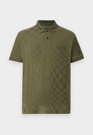 Polo vert olive avec un motif à carreaux discret, manches courtes, deux boutons noirs et petit logo brodé sur la poitrine gauche.
