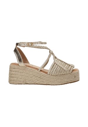 Sandalia cuña metálica dorada con plataforma de yute trenzado, correas entrelazadas y hebilla en el tobillo. Parte superior texturizada con un diseño trenzado para un detalle adicional.