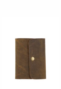 Bruine leren portemonnee met een gestructureerde afwerking, voorzien van een afgeronde klep en een messing drukknoopsluiting. Compact rechthoekig model.