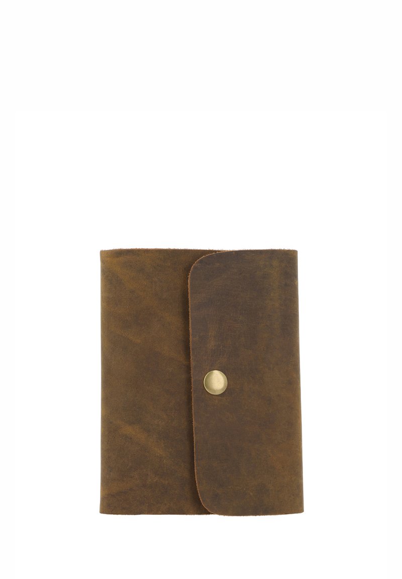 Bruine leren portemonnee met een gestructureerde afwerking, voorzien van een afgeronde klep en een messing drukknoopsluiting. Compact rechthoekig model.