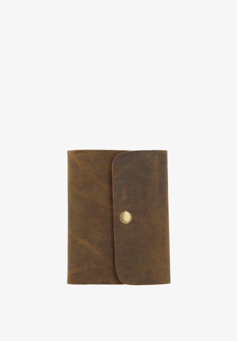 Bruine leren portemonnee met een gestructureerde afwerking, voorzien van een afgeronde klep en een messing drukknoopsluiting. Compact rechthoekig model.