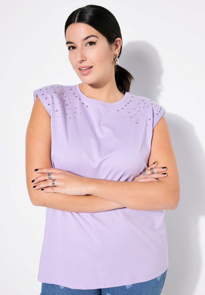 Lavendel ärmelloses T-Shirt mit geschmückten Schulterakzenten aus metallischen Nieten, gefertigt aus weichem, leichtem Baumwollmaterial.