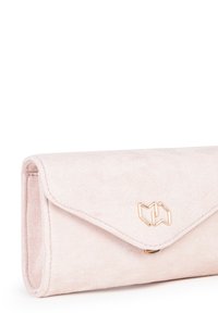 Roze suède clutch portemonnee met een driehoekige klep, gouden logo hardware en een zijdezachte textuur. Strak ontwerp, geschikt voor het dragen van essentiële spullen.