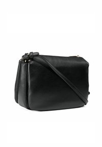 Zwarte leren crossbodytas met een getextureerd oppervlak, ritssluiting en verstelbare schouderriem. Heeft een minimalistisch ontwerp en een gebogen vorm.