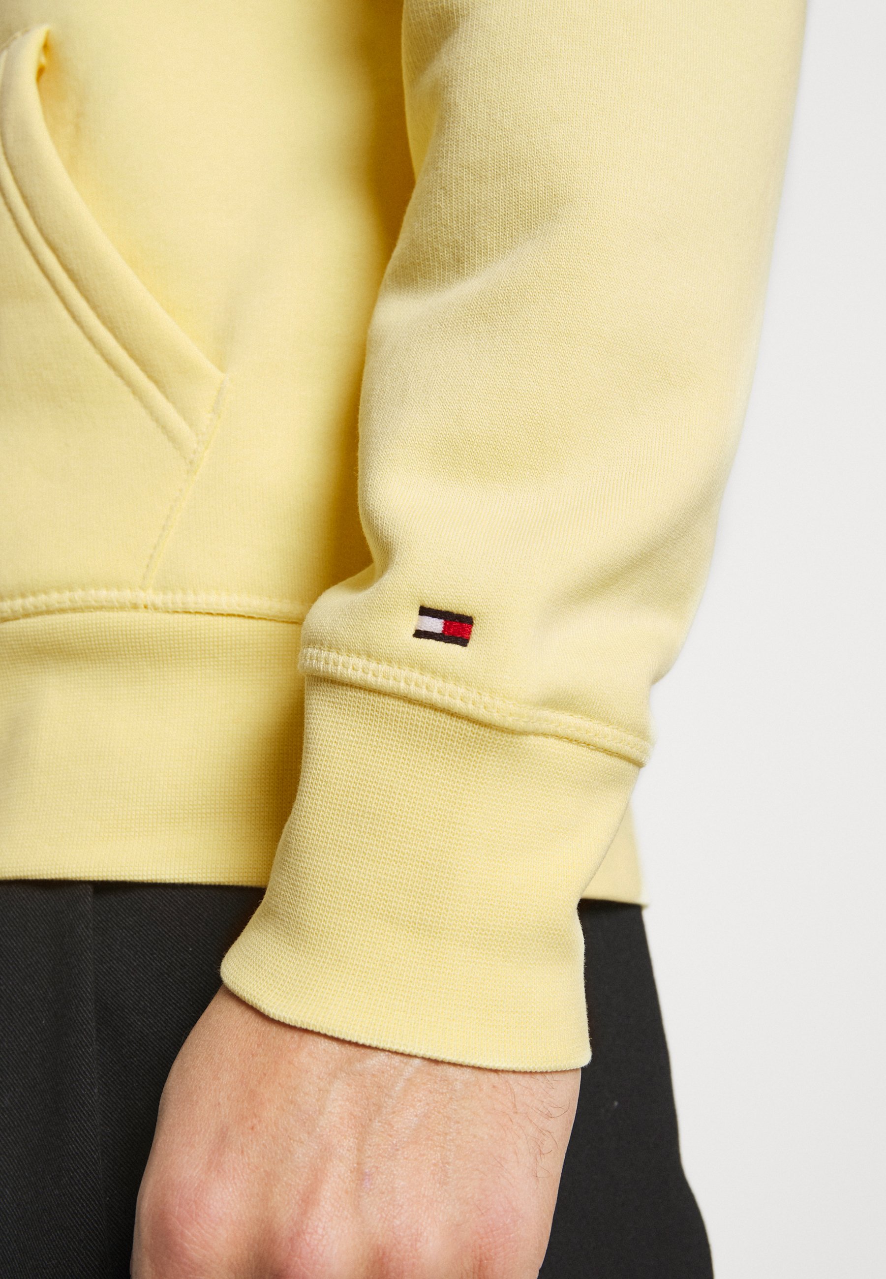 pull tommy jaune