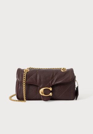 Sac à bandoulière en cuir marron foncé avec une bandoulière chaîne dorée et une grande boucle dorée en forme de lettre C sur le rabat avant.