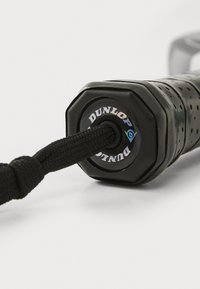 Schwarzer Tennisschlägergriff mit strukturierter Oberfläche, achteckiger Endkappe mit "DUNLOP"-Markierung und einem gewebten schwarzen Handgelenkband.