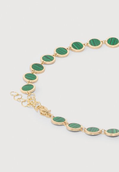Pulsera en tono dorado con eslabones circulares de malaquita verde con un patrón a rayas, conectados por pequeños eslabones dorados y un cierre de langosta.