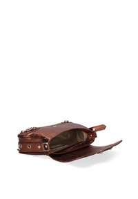 Borsa in rame metallico con flap aperto e due borchie. Presenta un esterno liscia, un interno spazioso e un design minimalista.