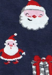 Granatowa dzianina zawiera kolorowe grafiki Świętego Mikołaja, w tym pełno-postaciowego Mikołaja w czerwono-białym stroju oraz zawinięte prezenty z czerwonymi wstążkami.