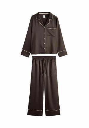 Dunkelbraunes Satin-Pyjama-Set mit einem langärmeligen, knöpfbaren Oberteil mit Tasche und kontrastierendem, hellem Besatz, kombiniert mit elastischen, weiten Hosen.