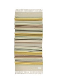 Couverture en laine douce avec des rayures horizontales dans des tons beige, jaune, vert et marron, présentant des bords à franges et une petite étiquette dans un coin.