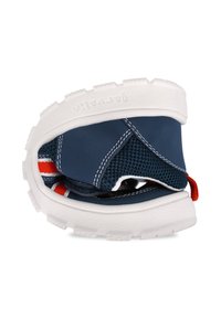 Zapato infantil azul marino con laterales de malla, suela de goma blanca y detalles acentuados en rojo. Diseño suave y flexible para mayor comodidad.