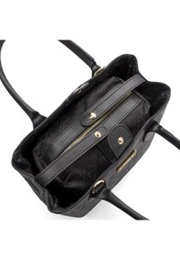 Svart handväska med dubbla handtag, strukturerad yta och metallic detaljer i guld. Insidan har ett fack med dragkedja och logotyp-foder.