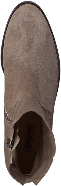 Brązowe zamszowe botki sięgające kostki, z bocznym zapięciem na zamek, okrągłym noskiem i gładką wyściółką wewnętrzną. Płaska podeszwa z lekko podwyższonym obcasem.